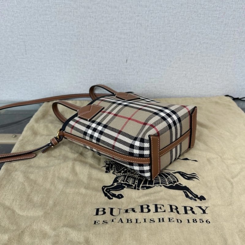BURBERRY 格紋手提斜背水桶包 12*18*9 99新配件塵袋-4