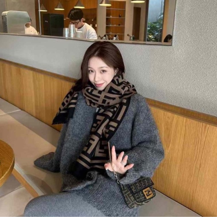 Fendi 全新羊毛圍巾-1