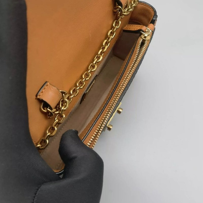 MCM 信封鍊條包小號 幾乎全新 經典款式百搭,鍊條可拆 可肩背可斜背 尺寸18*12-3