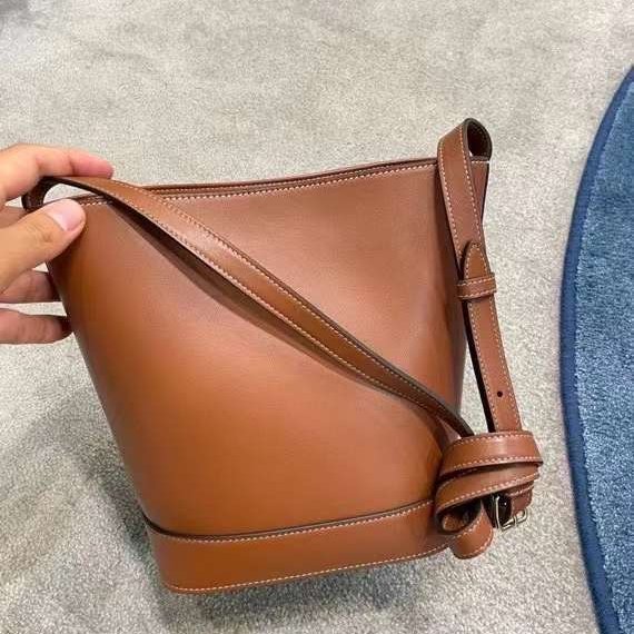 Celine焦糖色水桶包 尺寸：22*17*10cm-1