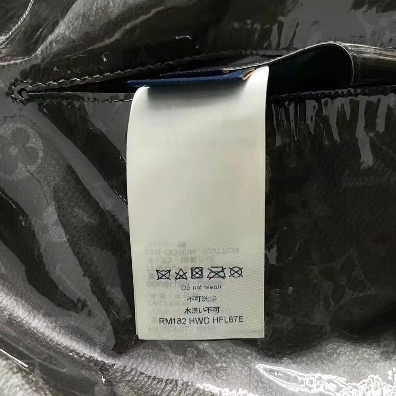 LV 果凍膠 PVC 老花牛皮皮衣 Travis同款 原價近五十萬 尺寸54 全新閒置 肩寬48 胸圍122 衣長107-4