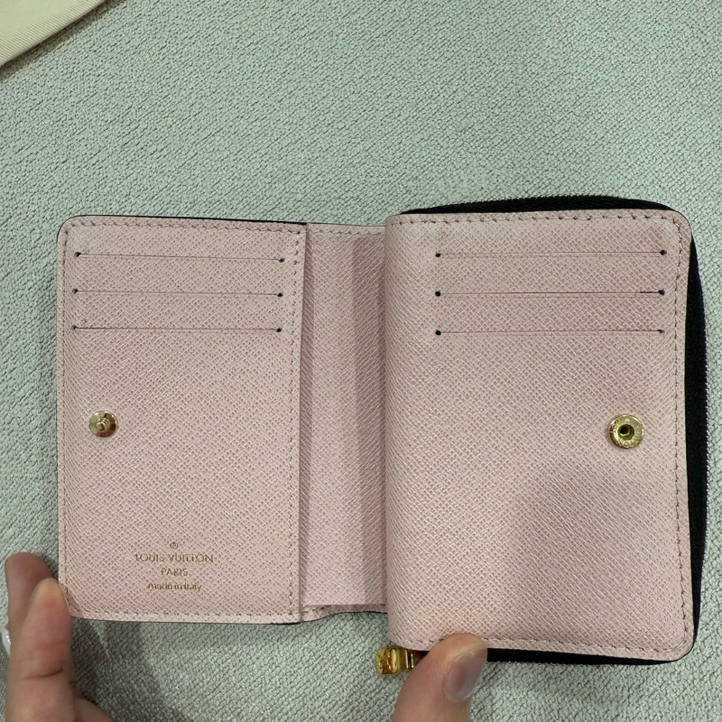 Louis Vuitton經典Lou系列Monogram印花拉鍊短夾(芭蕾粉色)-2