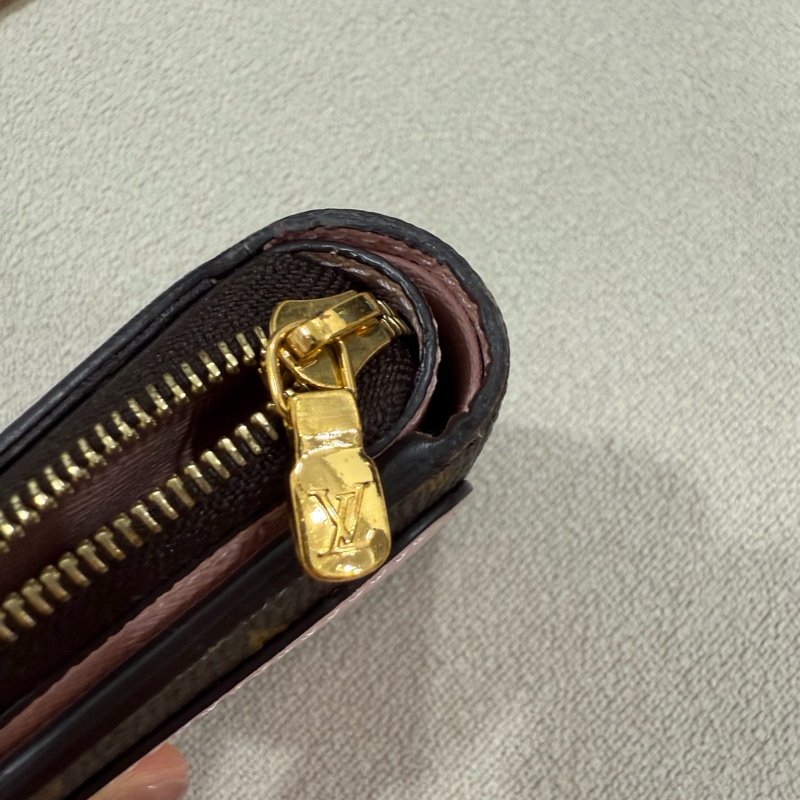Louis Vuitton經典Lou系列Monogram印花拉鍊短夾(芭蕾粉色)-3