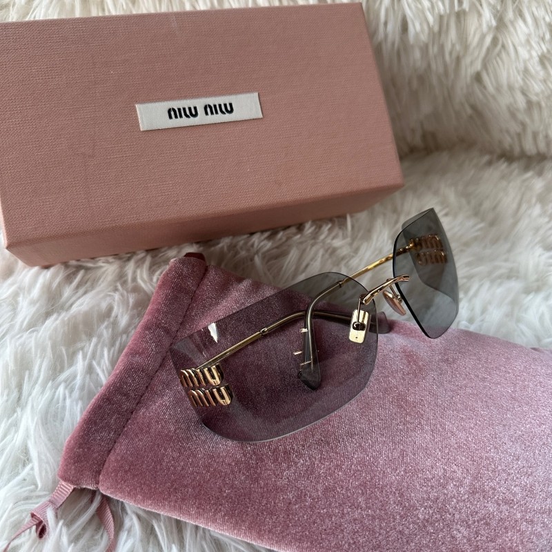 miumiu 繆繆 MU54YS 墨鏡 太陽鏡 金色logo 細鏡腿 不規則形-1