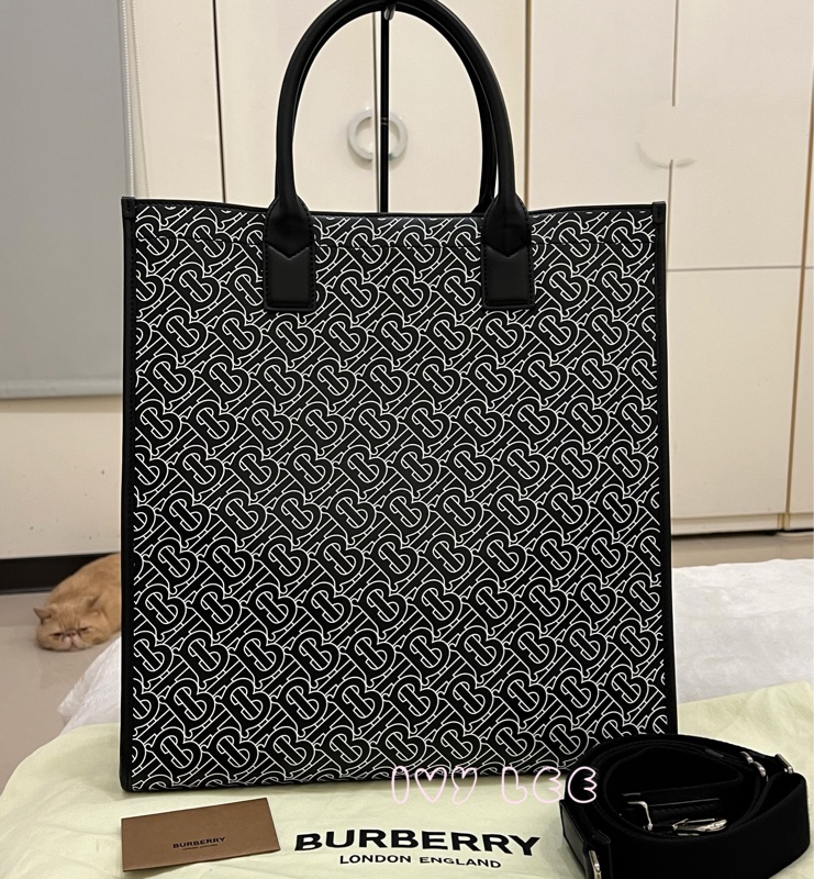 BURBERRY 經典黑色牛皮 滿版LOGO 托特包 男士 斜背包 手提包 正品 二手精品-0