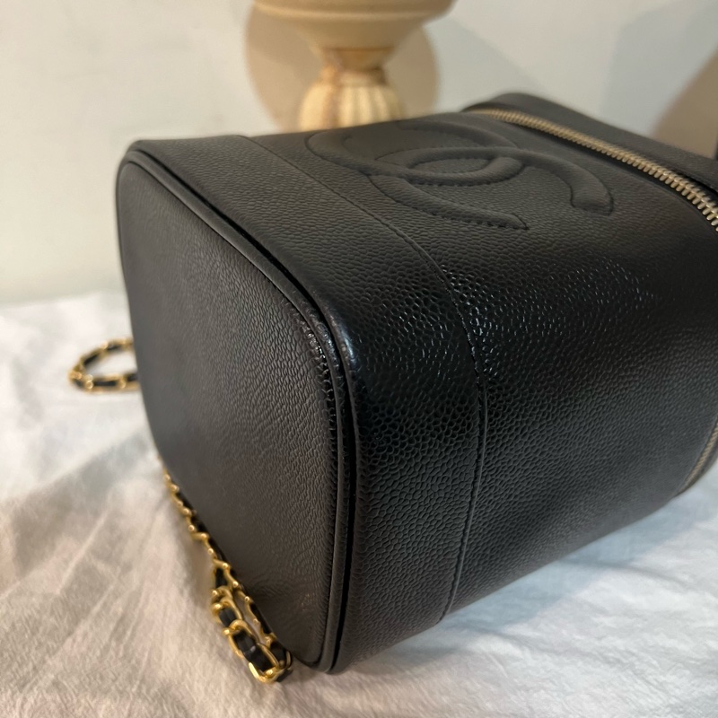 Chanel 黑金魚子醬手提化妝包-13