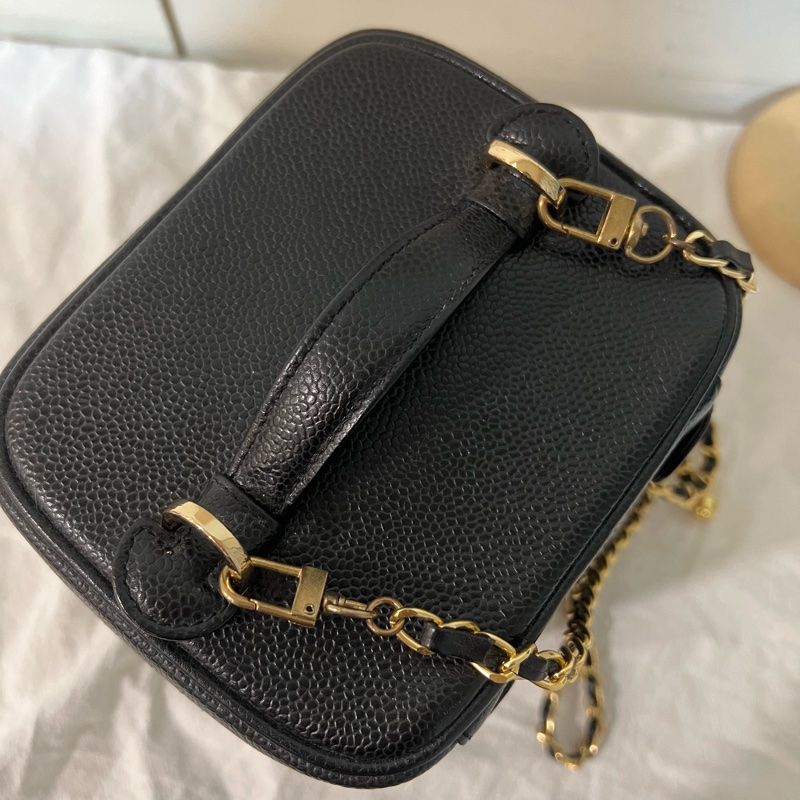 Chanel 黑金魚子醬手提化妝包-15