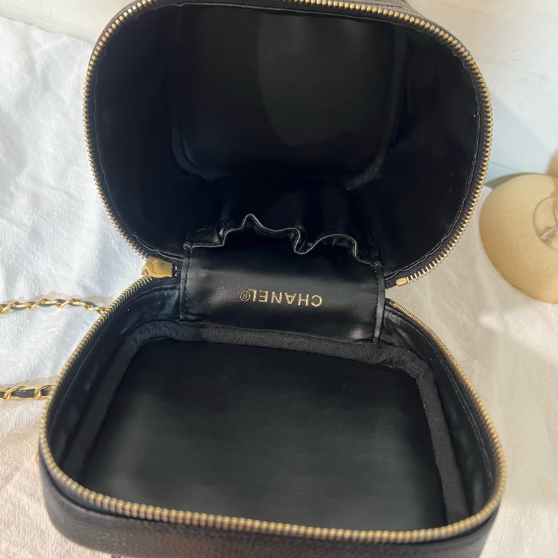 Chanel 黑金魚子醬手提化妝包-25