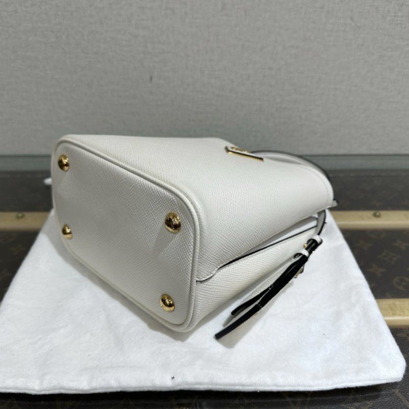 PRADA 米色Prada Panier肩背斜背水桶包 17*18*10.5 99新配件塵袋保卡-2