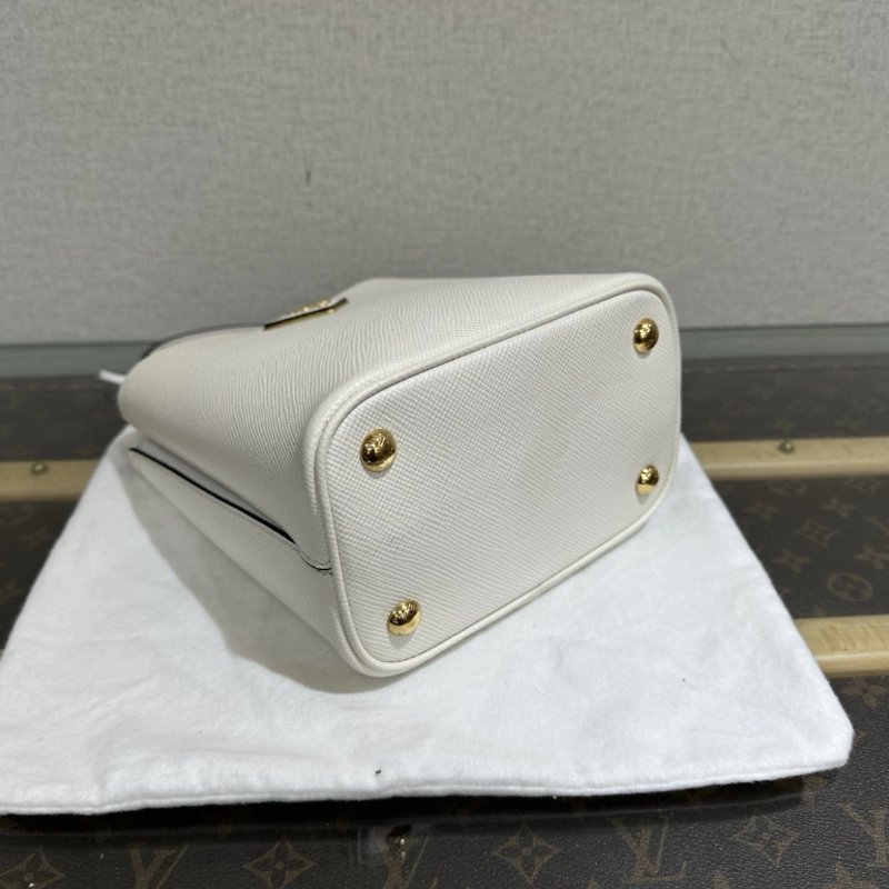 PRADA 米色Prada Panier肩背斜背水桶包 17*18*10.5 99新配件塵袋保卡-3
