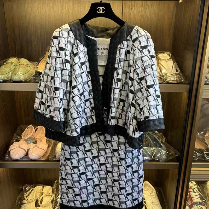 CHANEL 連身裙+外套 尺寸34碼 沒穿幾次僅放置痕跡 整體很新 秀款原價近三十萬 誠可議-1