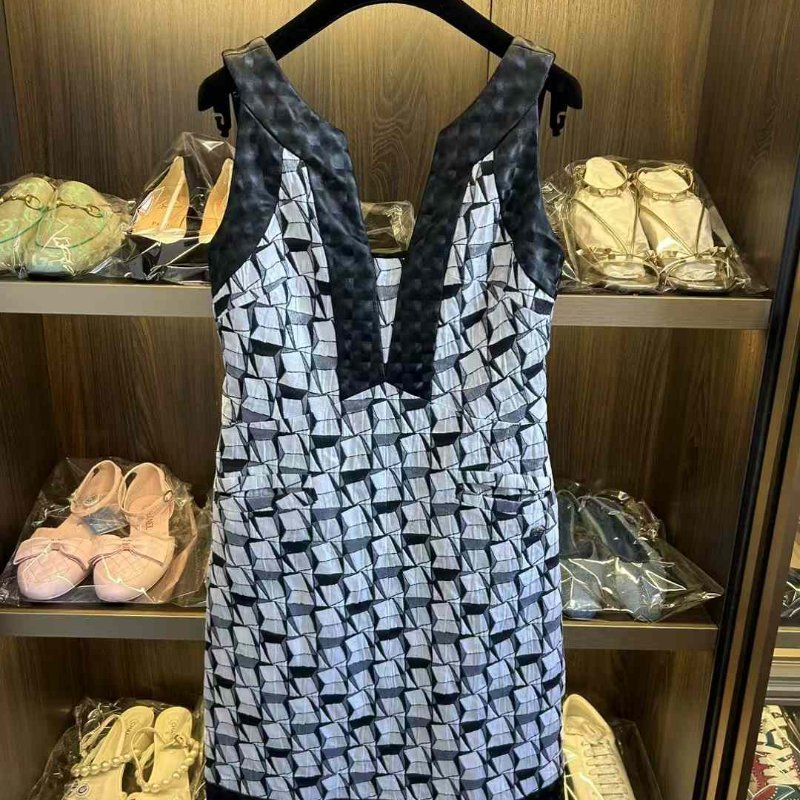CHANEL 連身裙+外套 尺寸34碼 沒穿幾次僅放置痕跡 整體很新 秀款原價近三十萬 誠可議-2