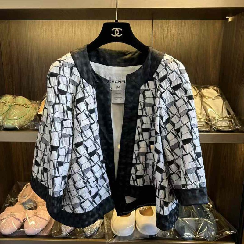 CHANEL 連身裙+外套 尺寸34碼 沒穿幾次僅放置痕跡 整體很新 秀款原價近三十萬 誠可議-4