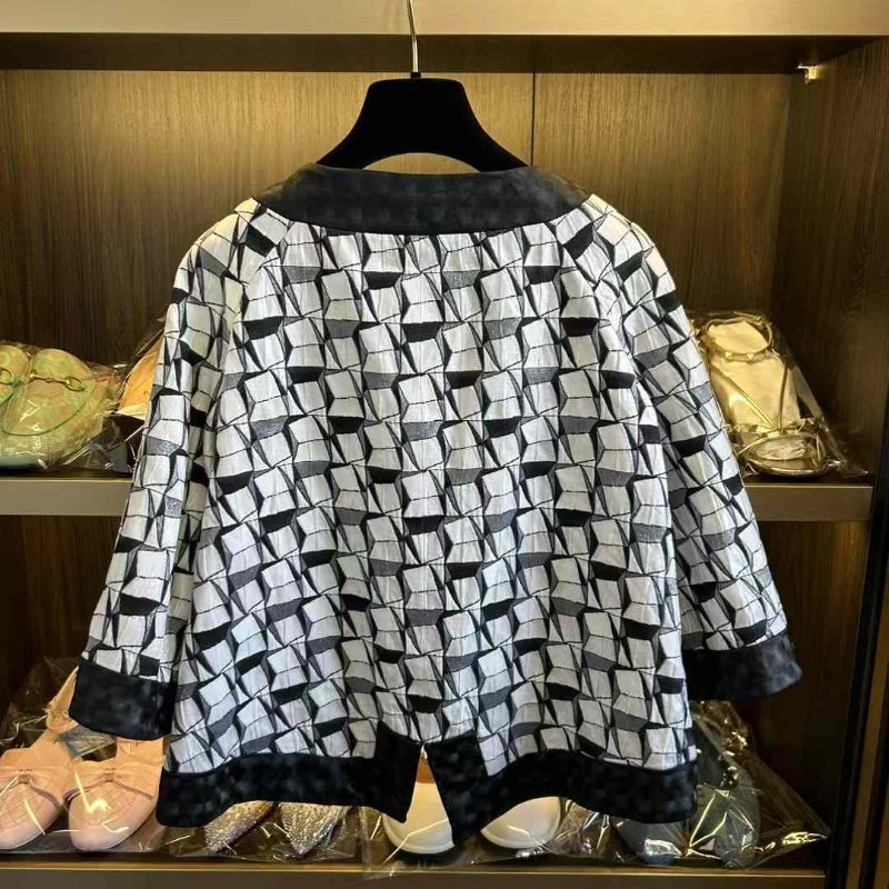 CHANEL 連身裙+外套 尺寸34碼 沒穿幾次僅放置痕跡 整體很新 秀款原價近三十萬 誠可議-5