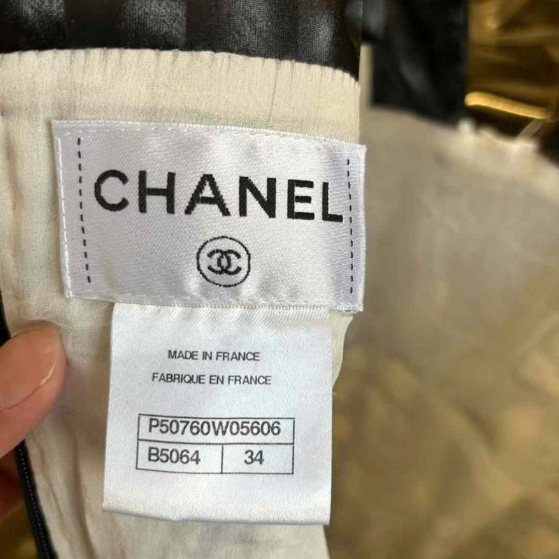 CHANEL 連身裙+外套 尺寸34碼 沒穿幾次僅放置痕跡 整體很新 秀款原價近三十萬 誠可議-6
