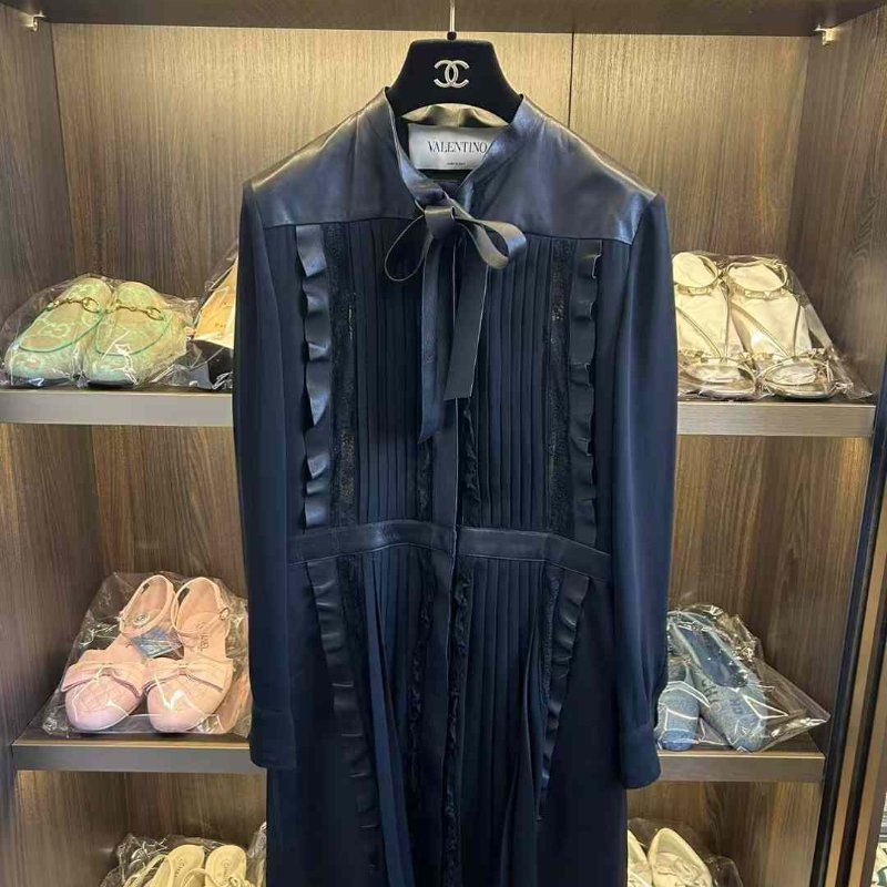 Valentino 連身裙 40號 限量款 羊皮拚桑蠶絲面料 沒洗過清洗一下非常新 原價近40萬 誠可議-1