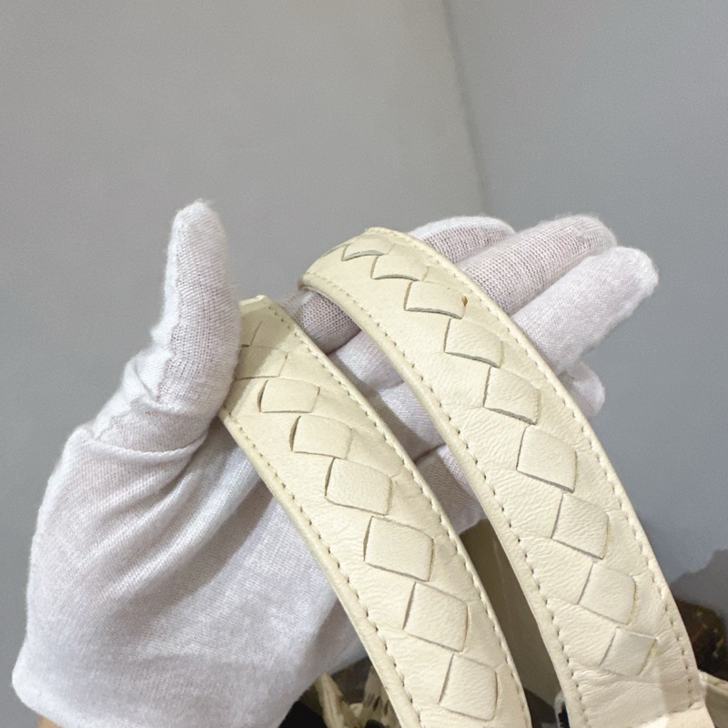 BV葆蝶家Veneta羊皮纯色编织款手提包-8