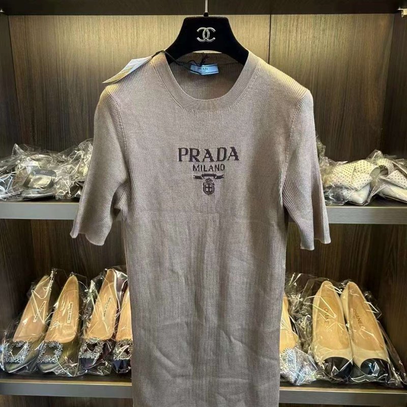 PRADA 新款短袖 尺寸44碼 全新僅試穿痕跡 原價近六萬-2