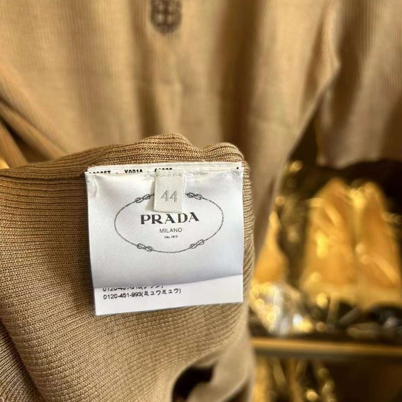 PRADA 新款短袖 尺寸44碼 全新僅試穿痕跡 原價近六萬-4