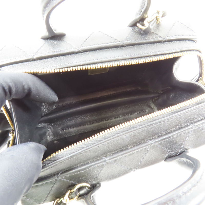 CHANEL 牛皮皮革Cosmetic Case金扣手挽肩背兩用袋-4