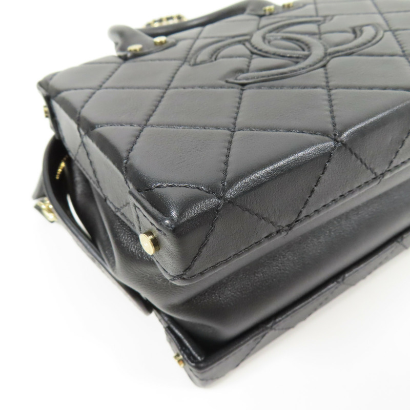 CHANEL 牛皮皮革Cosmetic Case金扣手挽肩背兩用袋-8