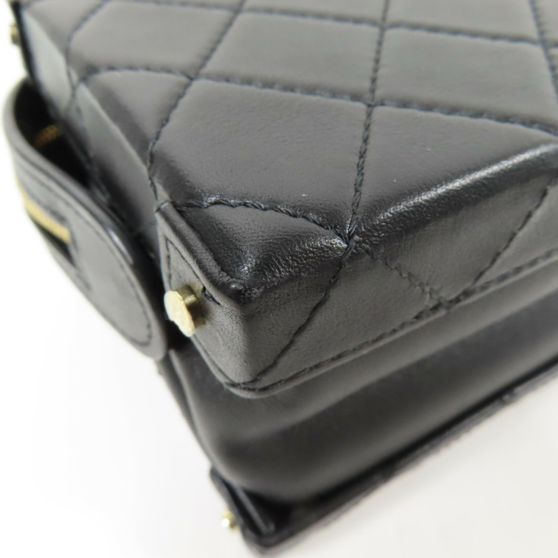 CHANEL 牛皮皮革Cosmetic Case金扣手挽肩背兩用袋-10