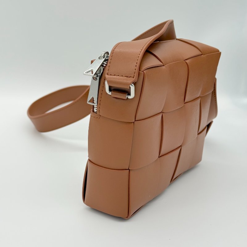 BOTTEGA VENETA  葆蝶家CASSETTE系列 經典大編織  焦糖咖啡 牛皮 雙拉鍊 斜背包 相機包 單肩包｜專櫃59,000-3