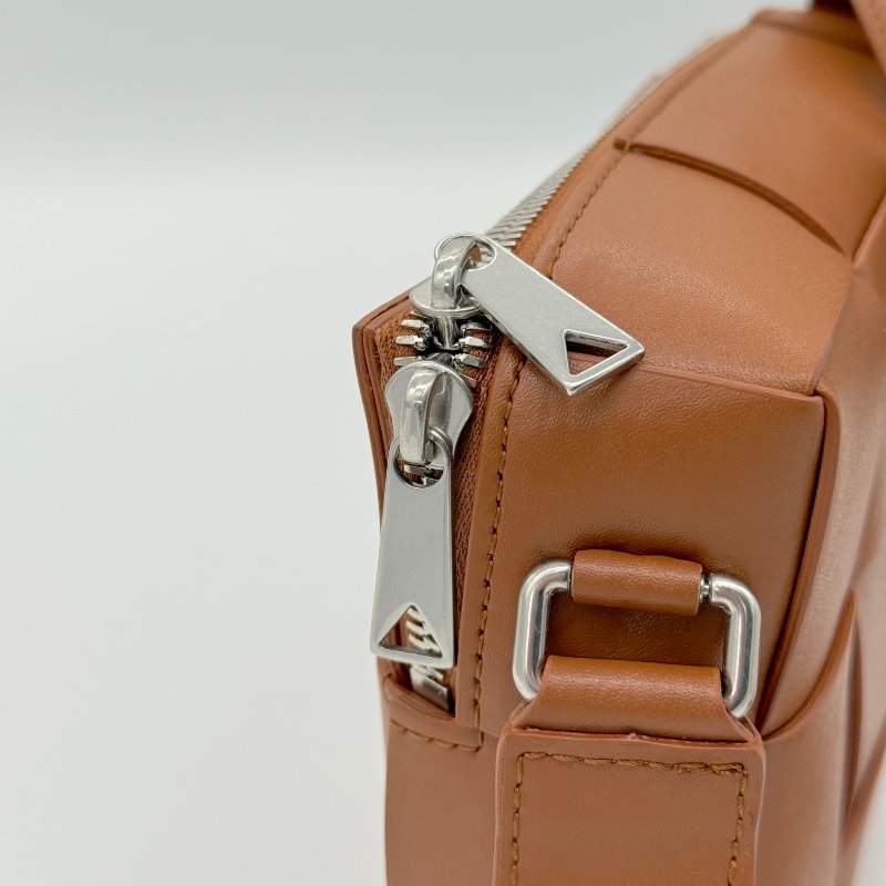 BOTTEGA VENETA 葆蝶家CASSETTE系列 經典大編織 焦糖咖啡 牛皮 雙拉鍊 斜背包 相機包 單肩包|專櫃59,000-6