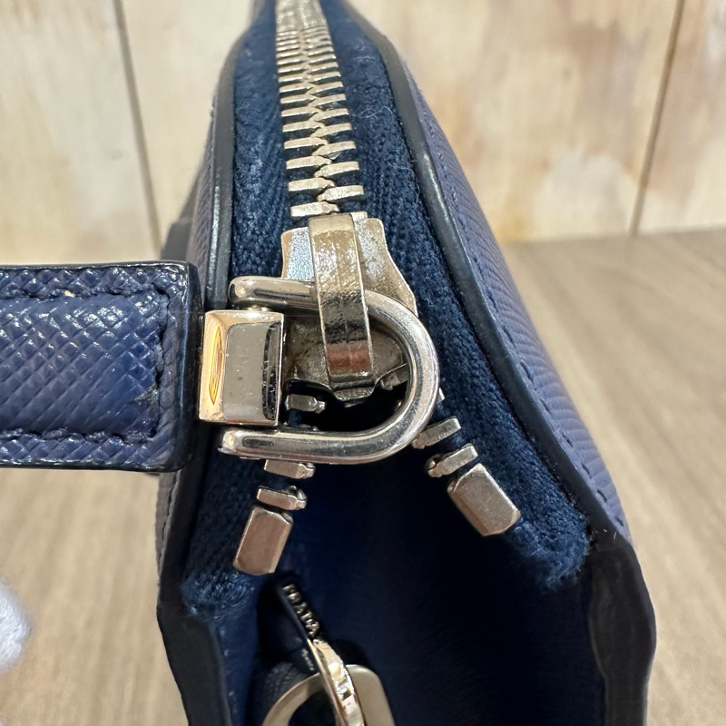 prada 2vf056藍皮銀釦手拿包-25