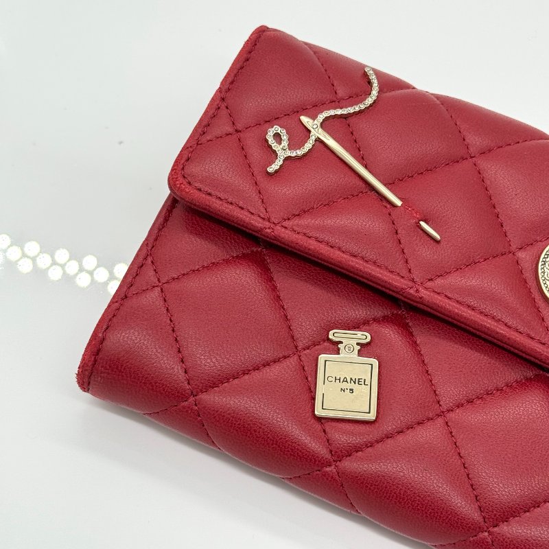 （🌟2014 年台灣限定款）CHANEL 蝴蝶 徽章 香水 巴黎鐵塔 辣椒紅 羊皮 長夾 錢包-9