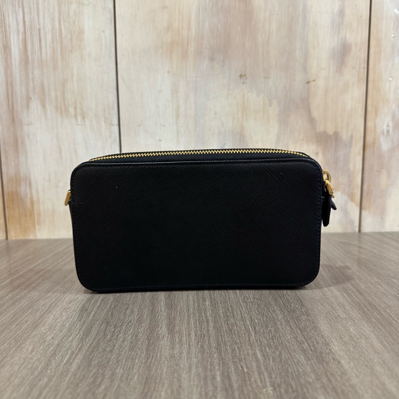 prada 1bp024 黑牛皮金釦雙拉鏈相機包 斜背包-3