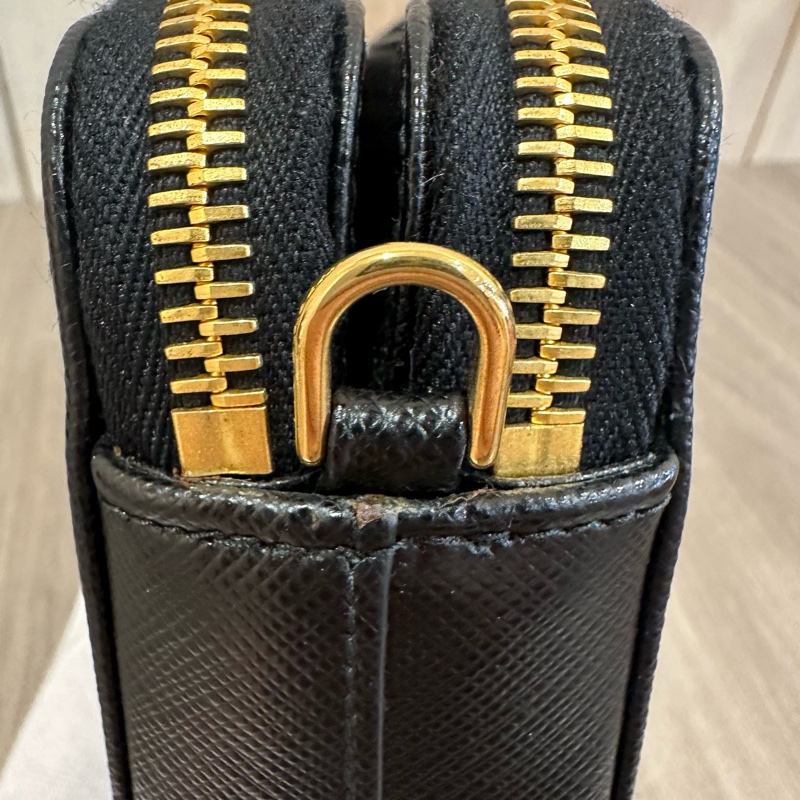 prada 1bp024 黑牛皮金釦雙拉鏈相機包 斜背包-17