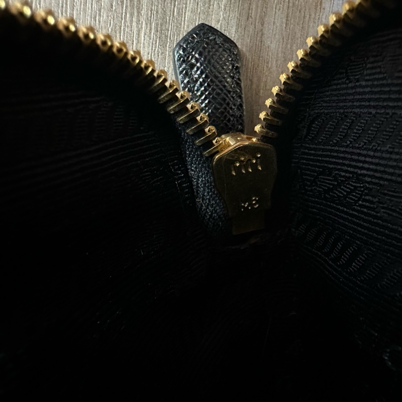 prada 1bp024 黑牛皮金釦雙拉鏈相機包 斜背包-34