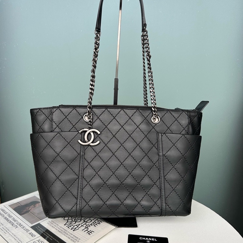 Chanel黑銀牛皮雙C吊墜托特包購物袋 底長約31 鐳射21開，附件保卡~-0