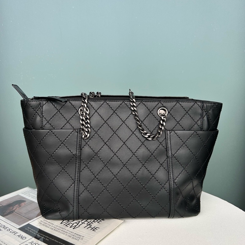 Chanel黑銀牛皮雙C吊墜托特包購物袋 底長約31 鐳射21開，附件保卡~-1