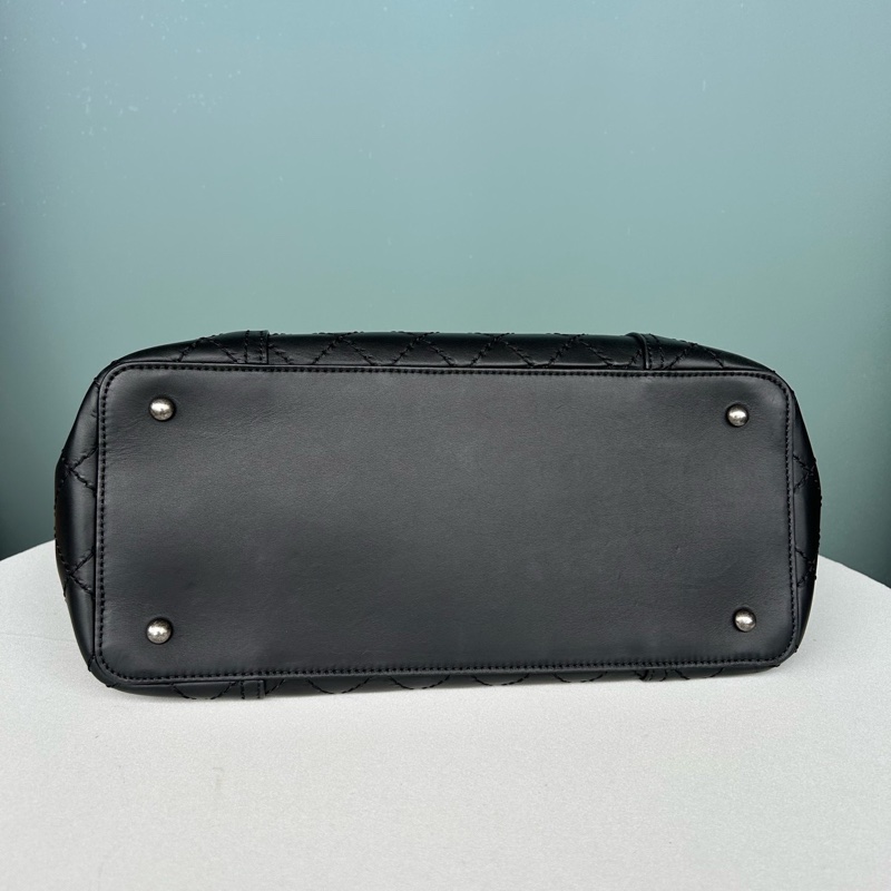 Chanel黑銀牛皮雙C吊墜托特包購物袋 底長約31 鐳射21開，附件保卡~-2