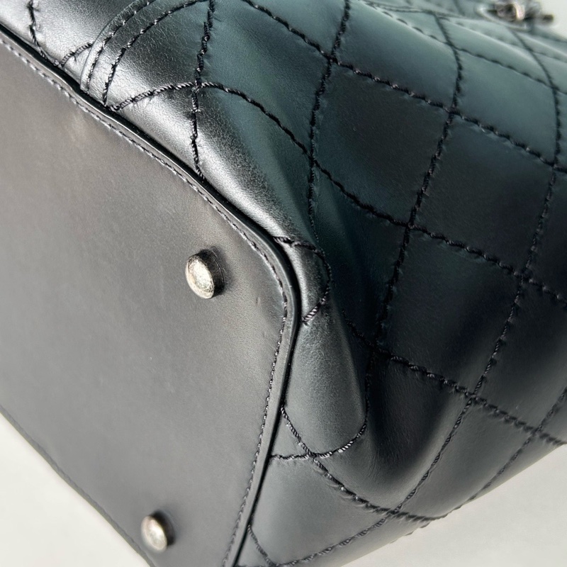 Chanel黑銀牛皮雙C吊墜托特包購物袋 底長約31 鐳射21開，附件保卡~-4