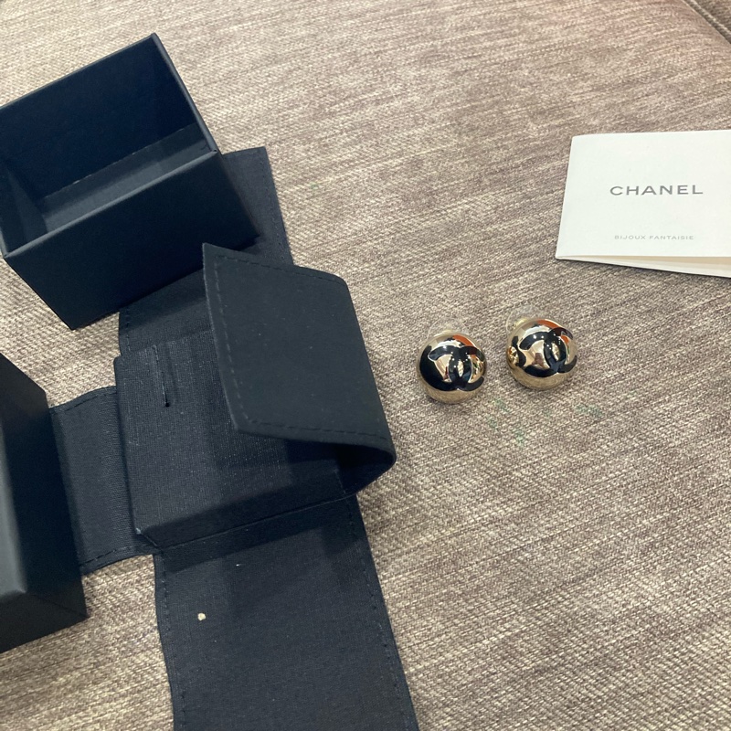 香奈兒chanel 半圓黑色logo 大號 耳針 耳環-0