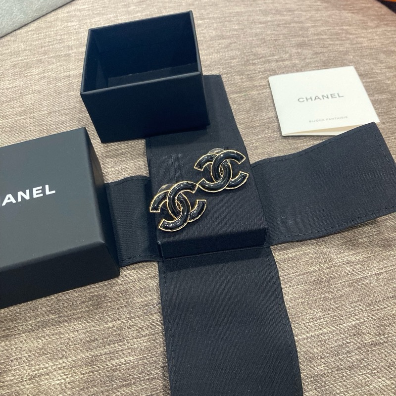 香奈兒chanel 黑色琺瑯 金邊 大款 logo耳針 耳環-3