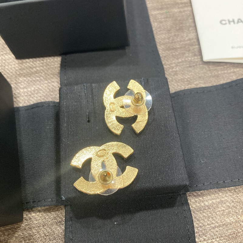 香奈兒chanel 黑色琺瑯 金邊 大款 logo耳針 耳環-6
