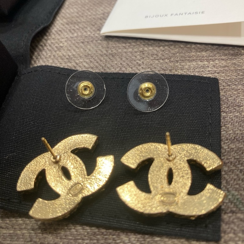 香奈兒chanel 黑色琺瑯 金邊 大款 logo耳針 耳環-9