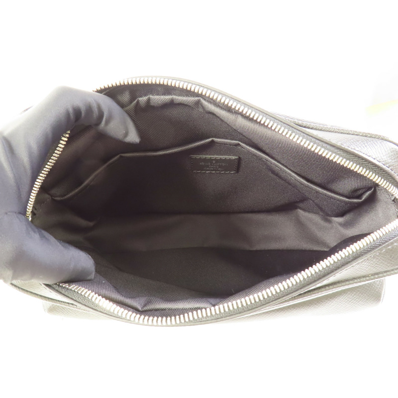 LOUIS VUITTON Monogram Eclipse/Taiga Outdoor Messenger銀扣肩背袋-13