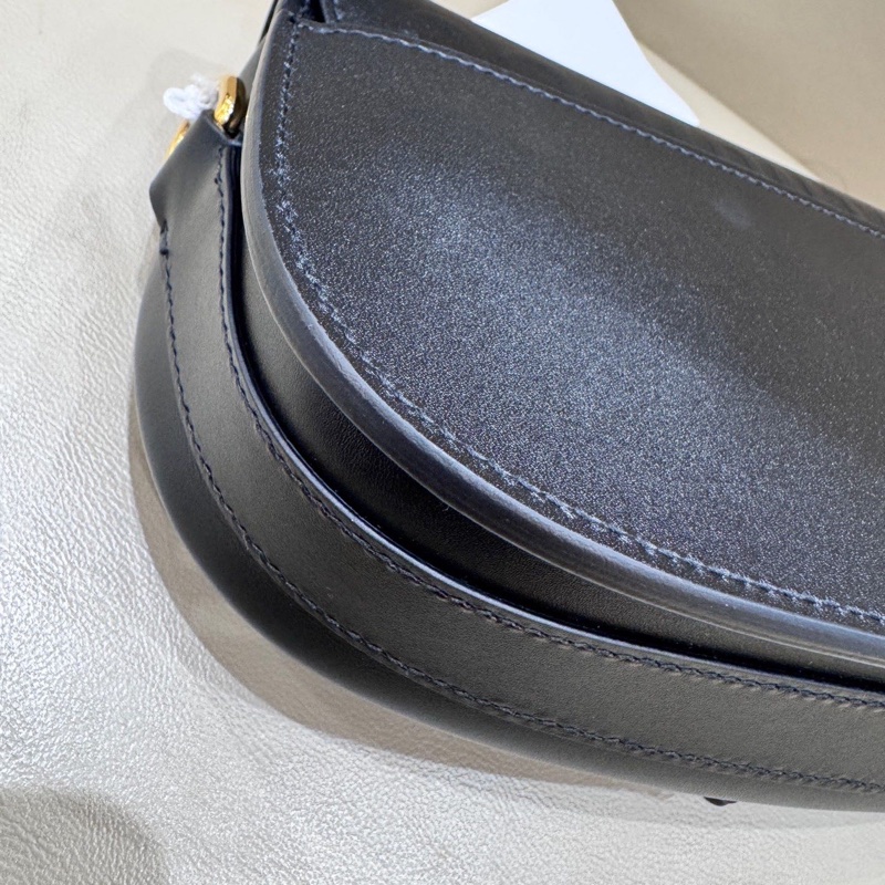 Dior 黑金Bobby橫版east west新月包 尺寸約21*12*5cm-11