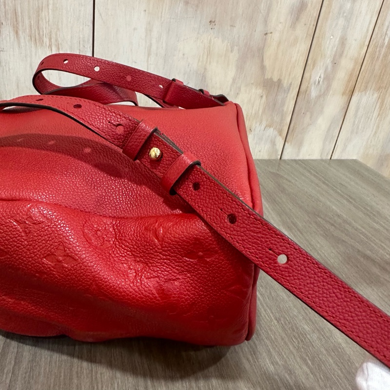 LV M44015 紅色牛皮壓紋後背包-17