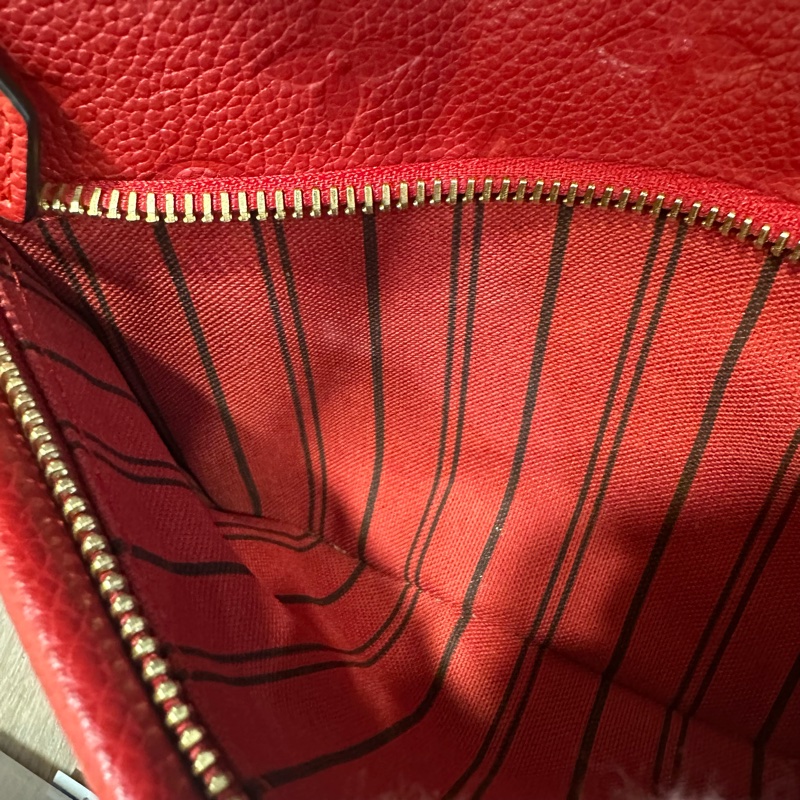 LV M44015 紅色牛皮壓紋後背包-28