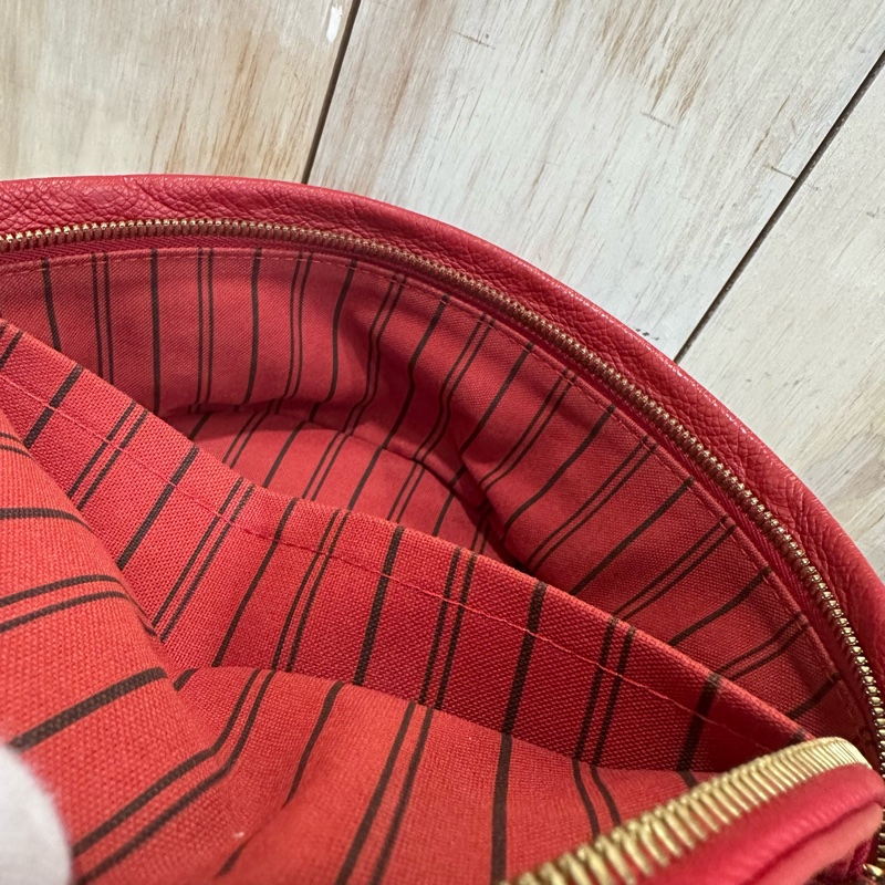 LV M44015 紅色牛皮壓紋後背包-33