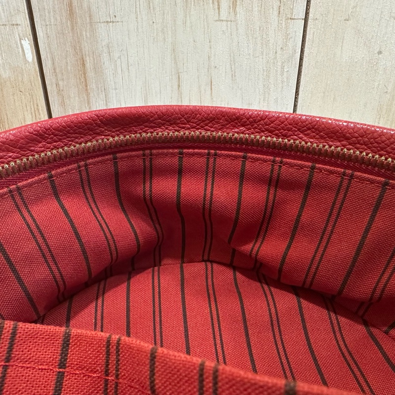LV M44015 紅色牛皮壓紋後背包-34