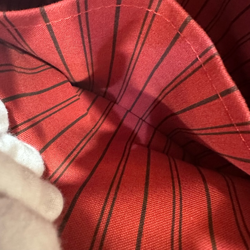 LV M44015 紅色牛皮壓紋後背包-40