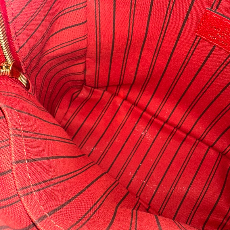 LV M44015 紅色牛皮壓紋後背包-42