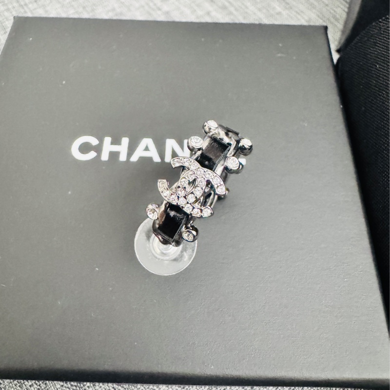 CHANEL 限量款皮革穿鍊耳環 9成9新-1